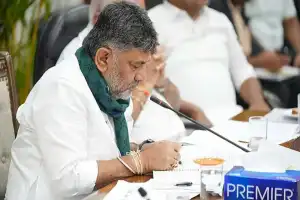 தமிழக முதல்வா் விஜய் துணிச்சலான தலைவா்: கா்நாடகாவின் முதல்வா் டி.கே.சிவகுமாா் பாராட்டு