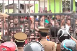 வாயிற்கதவை முற்றுகையிட்ட பல்லன்சேன சிறை கைதிகள்