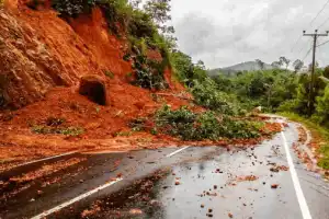 மண்சரிவு அபாயம் - கொழும்பு, களுத்துறை, கேகாலை மாவட்டங்களுக்கு முதலாம் கட்ட எச்சரிக்கை!