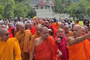ஞானசார தேரருக்கு ஆதரவாக கண்டியிலிருந்து பிக்குகள் தலைமையில் பாதயாத்திரை 